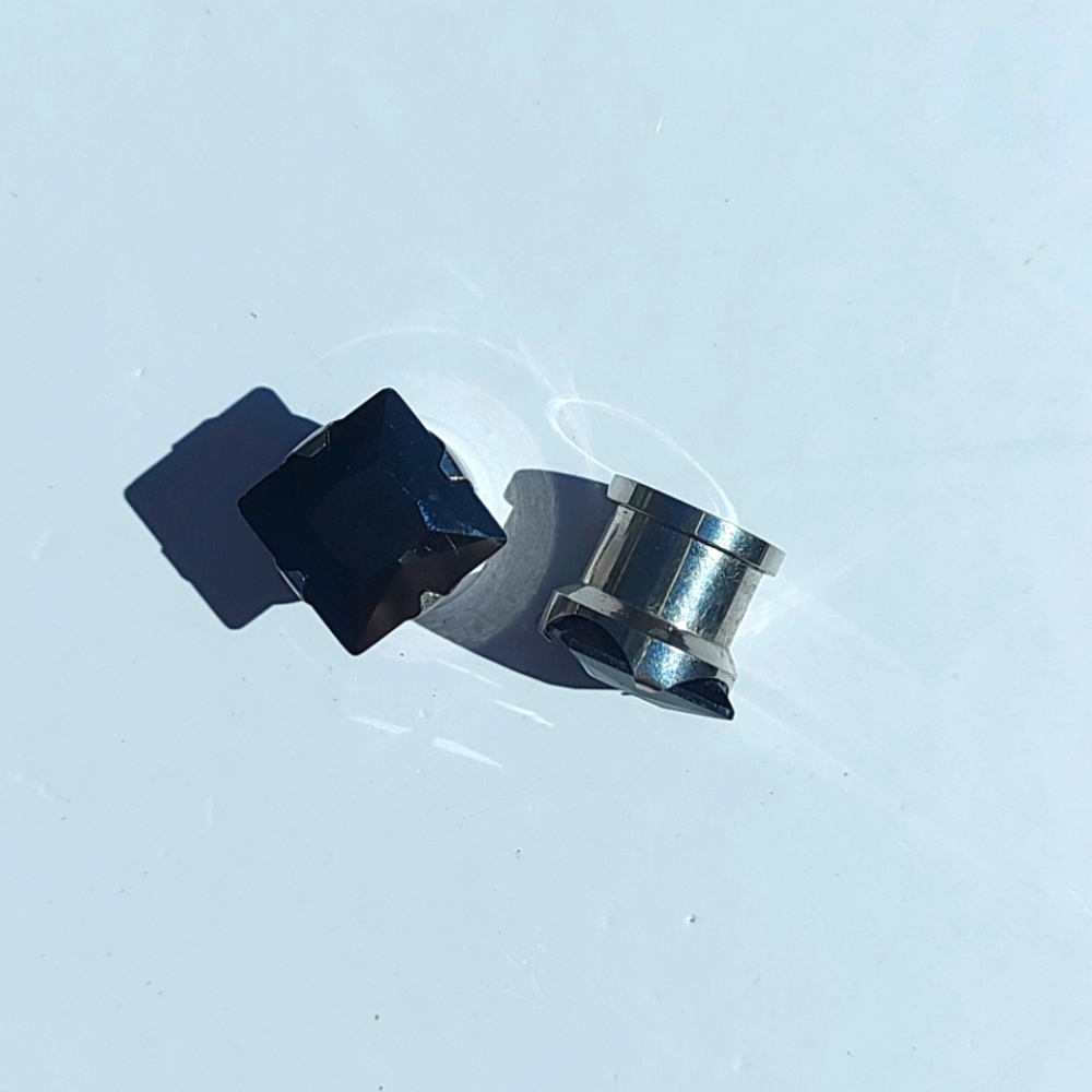 Black gem ear plugs 11mm - Picture 2 of 7